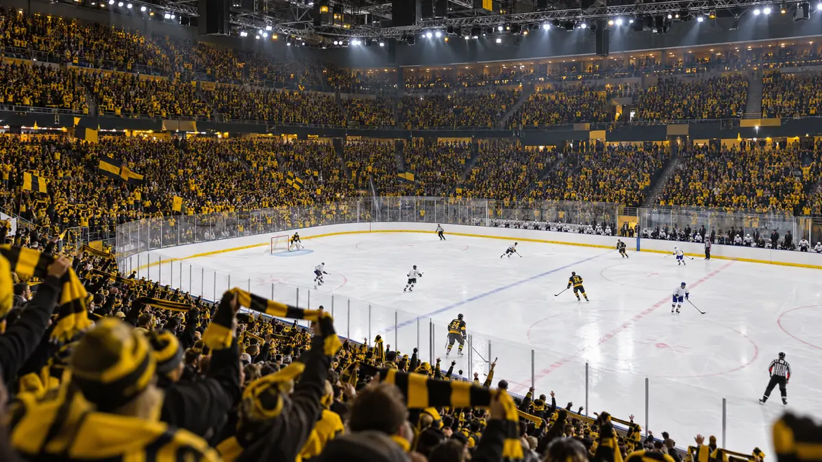 Publikhav i gult och svart på en fullsatt ishockeyarena en matchkväll