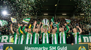 Hammarby-spelare som lyfter SM-pokalen inf&ouml;r en jublande publik